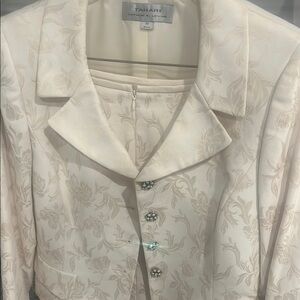 Tahari Cream Skirt Set with Elegant Design